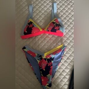 OneSwim brand new bikini set size M top and Large Bottoms